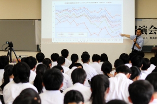 高校生に選挙の意義と面白さを伝える畠山理仁さん＝三木市志染町青山