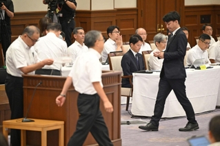 斎藤元彦知事の不信任決議案の賛否について票を投じる県議。知事は自席でじっと結果を待った＝１９日午後、神戸市中央区（撮影・大田将之））