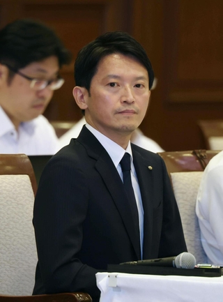 兵庫県議会本会議に出席する斎藤元彦知事＝１９日午後、神戸市中央区