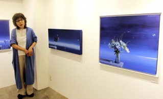 青を基調とした作品を発表し続ける井上よう子さん＝東京都中央区銀座３