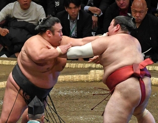角界の看板力士として長く活躍した貴景勝（左）＝１月、両国国技館