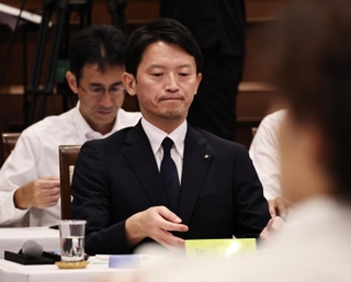 兵庫県議会本会議に出席する斎藤元彦知事＝１９日午後、神戸市中央区