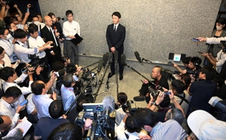 不信任決議案の可決を受け、取材に応じる斎藤元彦知事＝１９日午後、神戸市中央区（撮影・大田将之）