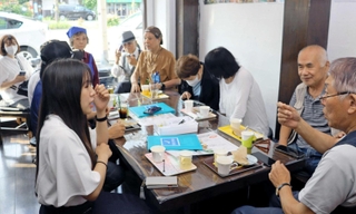 手話で会話する来店者ら＝いずれも神戸市中央区割塚通７