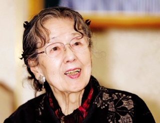 インタビューに応じ、笑顔を見せる島京子さん＝２０１５年４月、神戸市中央区