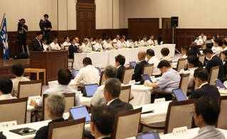 兵庫県の斎藤元彦知事に対する不信任決議案が可決された１９日の県議会本会議＝神戸市中央区