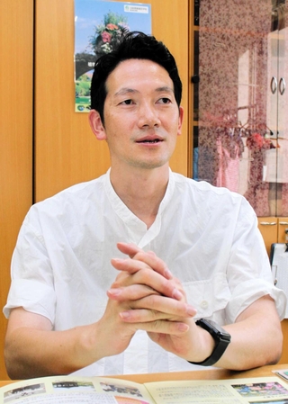 園芸療法が終末期に果たす役割について語る剱持卓也さん。「植物が小さな希望になることがあると伝えたい」＝淡路市野島常盤、兵庫県立淡路景観園芸学校