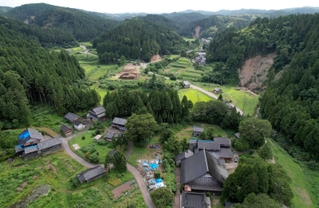 ８月にドローンで撮影した滝又集落。地震の爪痕があちこちに残っていた＝石川県輪島市滝又町（撮影・長嶺麻子）