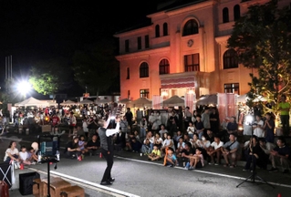 豊岡市を中心に舞台芸術の公演を繰り広げる「豊岡演劇祭２０２４」が２３日、閉幕した。１８日間の会期中に主催者側が演者を招待する「公式プログラム」と、公募の「フリンジプログラム」を合わせ、国内外の６８団体が７２プログラムを上演した。