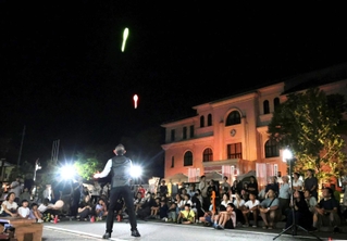 「豊岡演劇祭２０２４」の夜市で、妙技を披露する大道芸人＝２２日午後、豊岡市中央町