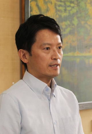 ５日ぶりに登庁し、報道陣の取材に応じる兵庫県の斎藤元彦知事＝２４日午前、兵庫県庁（撮影・岩崎昂志）