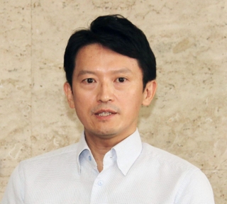 ５日ぶりに登庁し、報道陣の取材に応じる兵庫県の斎藤元彦知事＝２４日午前、兵庫県庁（撮影・岩崎昂志）