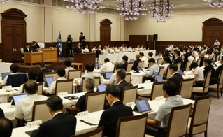不信任案の提案説明が行われる兵庫県議会＝１９日午後、神戸市中央区、県公館（撮影・長嶺麻子）