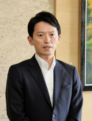 兵庫県庁に登庁し、報道陣の取材に応じる斎藤元彦知事＝２５日午前、神戸市中央区（撮影・大島光貴）