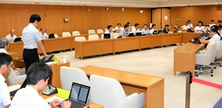 兵庫県の公社改革などに対して県議会の各会派が意見を述べた県政改革特別調査委員会＝８月21日、県庁