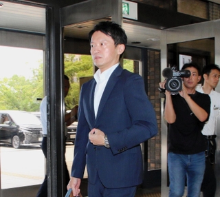 登庁する斎藤元彦知事＝25日午前、兵庫県庁（撮影・大島光貴）