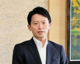 兵庫県庁に登庁し、報道陣の取材に応じる斎藤元彦知事＝２５日、神戸市中央区