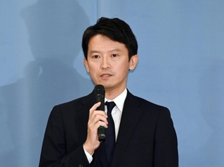 報道陣に自身の進退を表明する兵庫県の斎藤元彦知事＝２６日午後、兵庫県庁（撮影・風斗雅博）