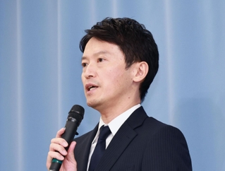 記者会見に臨む斎藤元彦知事＝26日午後、神戸市中央区、兵庫県庁（撮影・長嶺麻子）