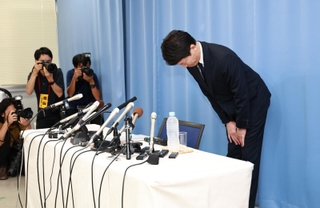 記者会見に臨む斎藤元彦知事＝26日午後、神戸市中央区、兵庫県庁（撮影・長嶺麻子）