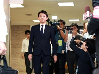 記者会見に臨む斎藤元彦知事＝26日午後、神戸市中央区、兵庫県庁（撮影・長嶺麻子）