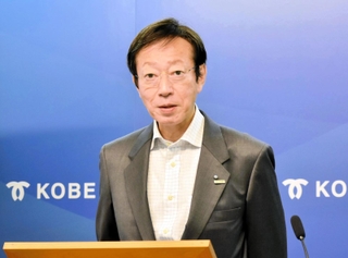 斎藤知事の県政運営について定例会見で苦言を述べた久元喜造市長＝２６日午後、神戸市役所