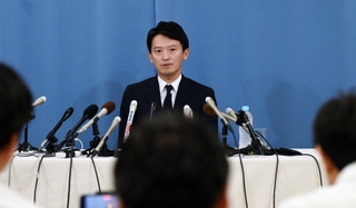 自身の進退について報道陣からの質問に答える斎藤元彦兵庫県知事＝県庁（撮影・風斗雅博）