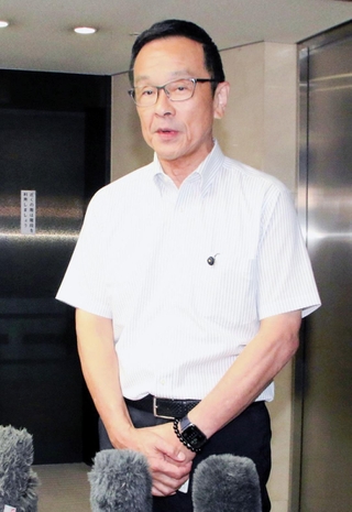 斎藤元彦知事の不信任に伴う失職と出直し選への立候補表明を受け、報道陣の取材に応じる自民党議員団の北野実幹事長＝26日午後、兵庫県議会