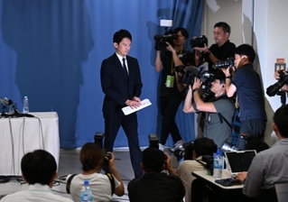 進退表明を終え、会見場を後にする斎藤元彦知事＝２６日午後、兵庫県庁（撮影・風斗雅博）