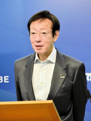 斎藤知事の県政運営について定例会見で苦言を述べた久元喜造市長＝２６日午後、神戸市役所