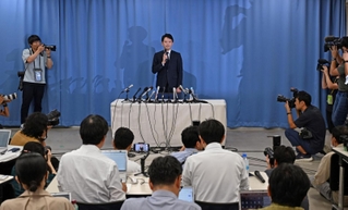 報道陣に自身の進退を表明する兵庫県の斎藤元彦知事＝２６日午後、兵庫県庁（撮影・風斗雅博）