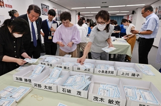 自民党兵庫県連で行われた党員・党友票の開票作業＝２７日午前、神戸市中央区中山手通５（撮影・長嶺麻子）