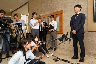 失職を前に任期最後の登庁となり、報道陣の囲み取材に応じる斎藤元彦知事＝２７日午前、神戸市中央区、兵庫県庁（撮影・長嶺麻子）