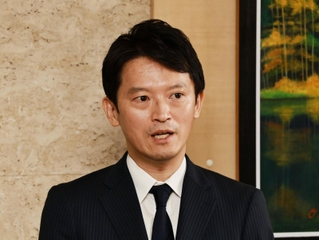 失職を前に任期最後の登庁となり、報道陣の囲み取材に応じる斎藤元彦知事＝２７日午前、神戸市中央区、兵庫県庁（撮影・長嶺麻子）