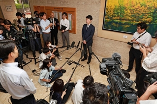 失職を前に任期最後の登庁となり、報道陣の囲み取材に応じる斎藤元彦知事＝２７日午前、神戸市中央区、兵庫県庁（撮影・長嶺麻子）