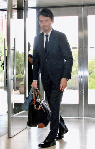 兵庫県庁に登庁した斎藤元彦知事。失職前最後の登庁日となった＝27日午前、神戸市中央区（撮影・大島光貴）