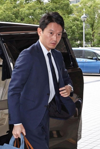 失職前最後の登庁となった斎藤元彦知事＝２７日午前、神戸市中央区、兵庫県庁（撮影・長嶺麻子）