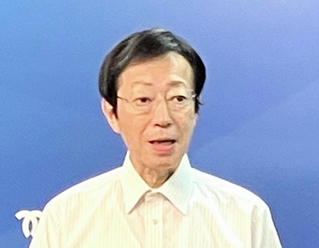 失職と出直し選挙の出馬を表明した斎藤元彦兵庫県知事について取材に応じる久元喜造神戸市長＝27日午前、神戸市役所