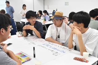 ボランティア活動について話し合う学生ら＝神戸市中央区三宮町１、センタープラザ