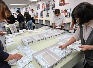 自民党兵庫県連で行われた党総裁選の党員・党友票の開票作業＝２７日午前、神戸市中央区中山手通５（撮影・長嶺麻子）