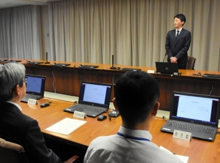 失職前の最終登庁日に、政策会議で幹部職員に向かってあいさつをする斎藤元彦知事＝２７日午後、神戸市中央区、兵庫県庁（撮影・門田晋一）
