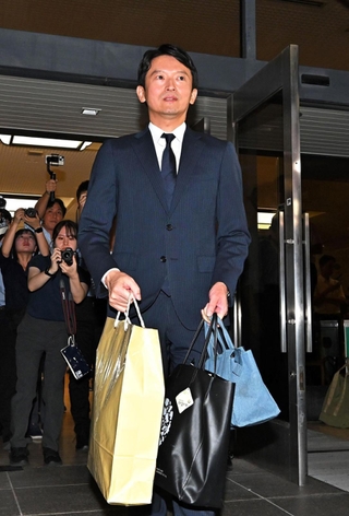 荷物を持って庁舎を後にする斎藤元彦知事（中央）＝２７日午後、兵庫県庁（撮影・斎藤雅志）