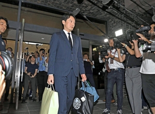 荷物を持って庁舎を後にする斎藤元彦知事（中央）＝２７日午後、兵庫県庁（撮影・斎藤雅志）