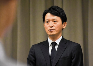 失職前の最終登庁日に、政策会議で幹部職員に向かってあいさつをする斎藤元彦知事＝２７日午後、神戸市中央区、兵庫県庁（撮影・門田晋一）