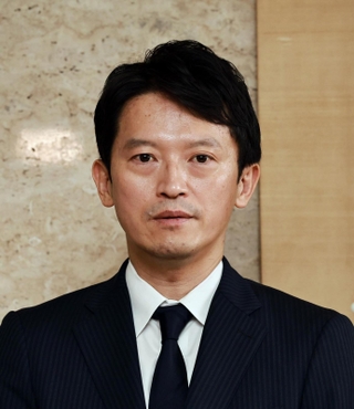 失職を前に任期最後の登庁となり、報道陣の囲み取材に応じる斎藤元彦知事＝２７日午前、神戸市中央区、兵庫県庁（撮影・長嶺麻子）