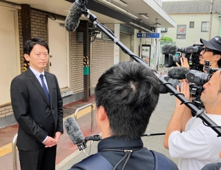 兵庫県知事を失職し、ＪＲ須磨駅前で街頭活動した後に報道陣の取材に応じる斎藤元彦氏＝３０日午前、神戸市須磨区