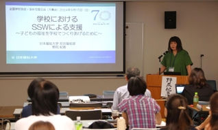 スクールソーシャルワーカーの取り組みを紹介する日本福祉大学の野尻紀恵教授＝神戸市中央区山本通４