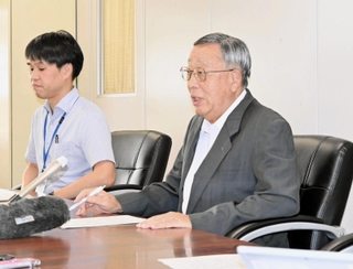 兵庫県知事選を11月17日投開票の日程で行うと発表する県選挙管理委員会の永田秀一委員長（右）＝県庁