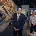 自民党総裁選に立候補を表明し、防災の日に、人と防災未来センターを視察する小林鷹之衆院議員＝１日午後、神戸市中央区脇浜海岸通１（撮影・笠原次郎）
