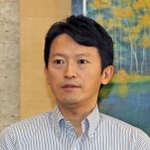 登庁時に報道陣の取材に応じる斎藤元彦知事＝２日午前、兵庫県庁